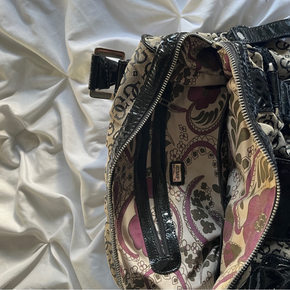 Vintage GUESS Black and Cream Women's HandBag 👜💕 - Picture 8 of 8
